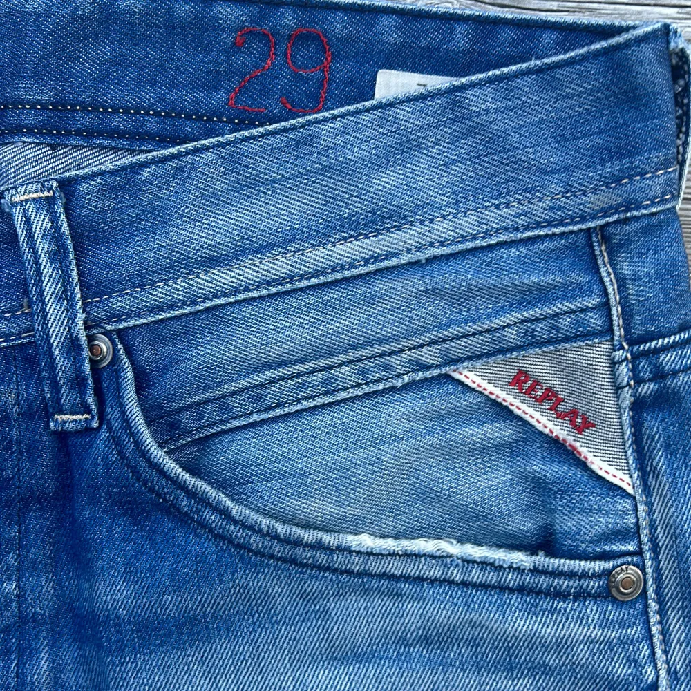 Säljer ett par snygga blå jeans från Replay i storlek waist 29, lenght 30. De har en klassisk femficksdesign och en cool tvättad/sliten look. Använda, men i bra skick. . Jeans & Byxor.