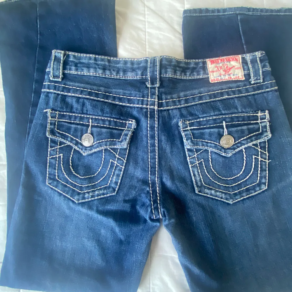 säljer mina true religon jeans i storlek 29, innerbens längd cirka 71cm. Pris kan diskuteras!. Jeans & Byxor.