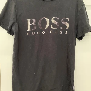 Hugo Boss T-shirt Small  - Inga fläckar eller revor . Använt skick .