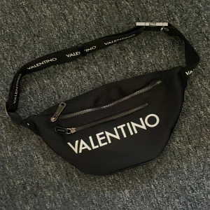 Valentino väska  - Helt oanvänd valentino väska äkta, pris kan diskuteras 