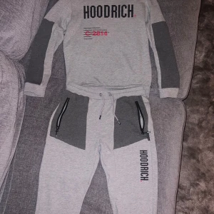 Hoodrich dress - Tröja M Byxor L