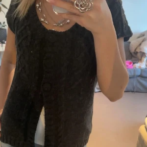 Stickad kofta - Super fin kortärmad stickad kofta, använd fåtal gånger men super fin  Perfekt till vintern pris kan diskuteras  (lånade bilder) ❤️ Den är mörkgrå Står storlek S men passar mig som är Xs