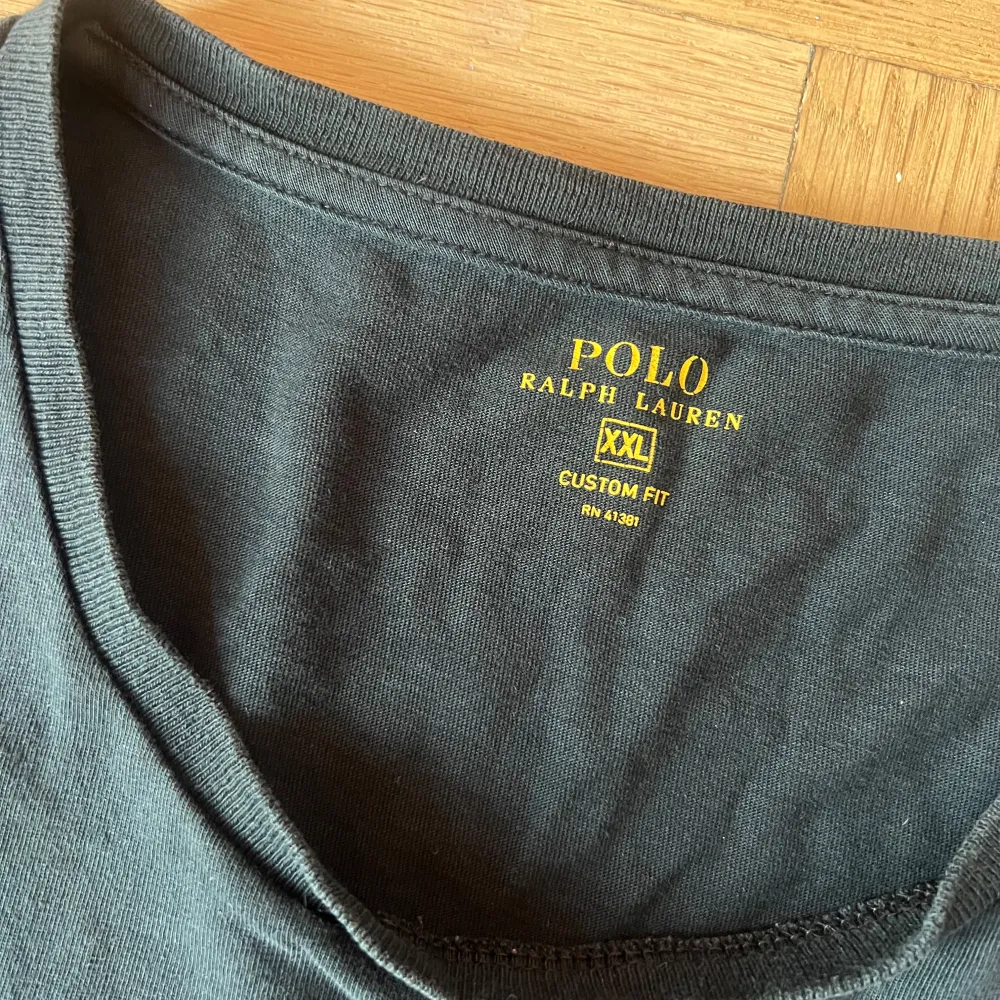 T-shirt från Polo Ralph Lauren i storlek XXL custom fit. T-shirts.