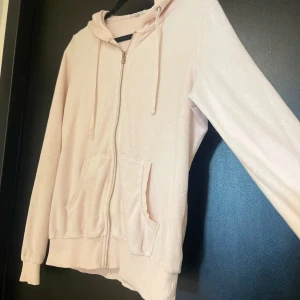 Ljusrosa hoodie från Juicy Couture - SKICKAR IDAG!!! Säljer en superfin ljusrosa zip up hoodie. bekväm passform. Den är i bra skick och redo för nya äventyr! 💖den sitter som XS