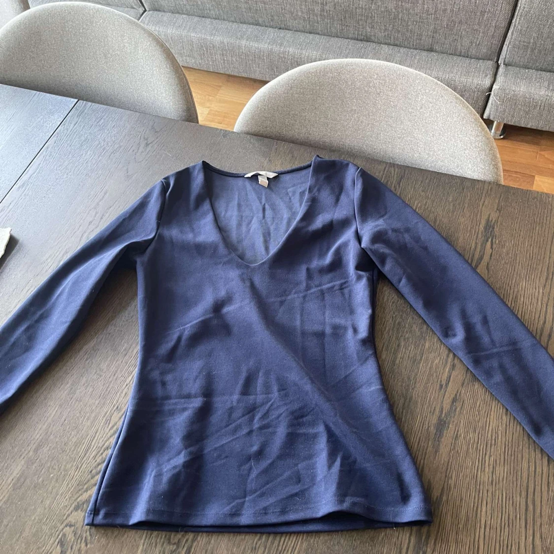 Mörkblå v-ringad tröja