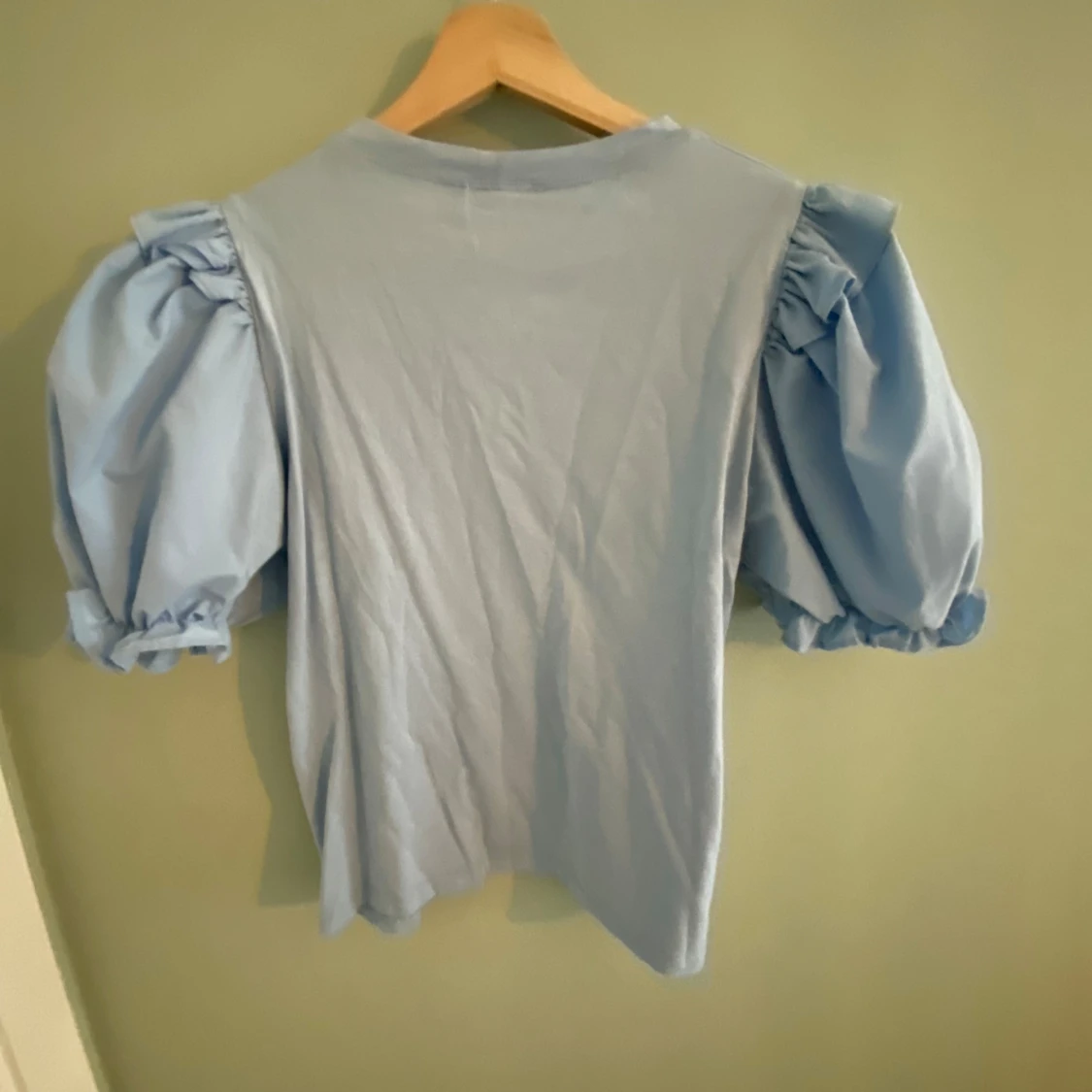 Ljusblå topp med puffärmar från Zara - 90