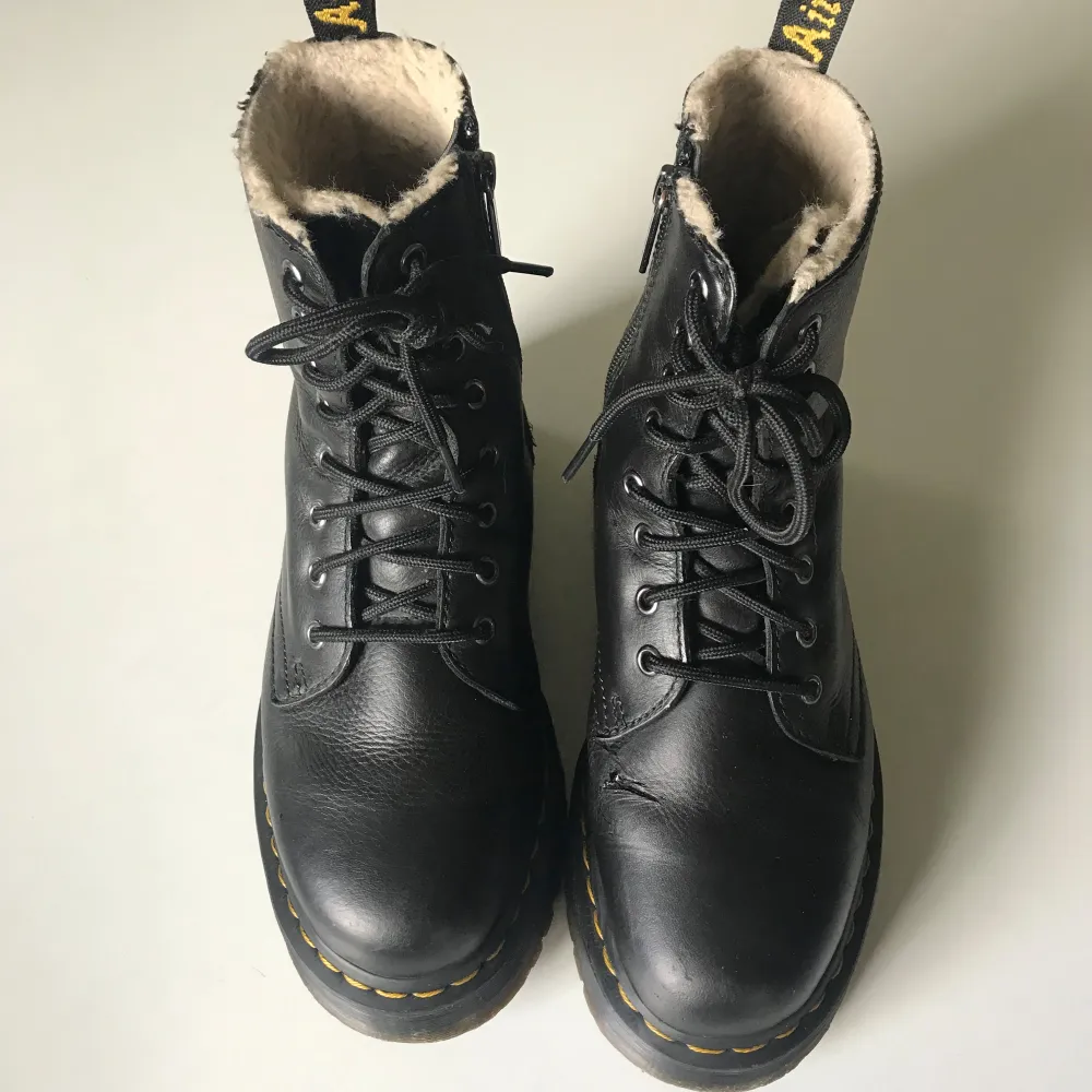 Funderar på att sälja mina fodrade dr. Martens i modellen ”jadon”. De är med plattform samt dragkedja, så lätta att sätta på sig. Även bekväma och varma, perfekta till vintern! Använda, men i bra skick. Hör av dig för mer info!❤️ Originalpris : 2500 kr. . Skor.