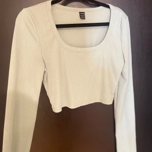 Ljusgrön ribbad croppad topp från Shein - SKICKAR IDAG!!! Säljer en superfin ljusgrön ribbad topp från Shein. Den är croppad och har långa ärmar, perfekt för både vardag och fes eller träning. Toppen är i storlek M men mer åt S hållet och sitter riktigt snyggt på. 