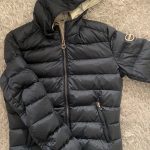 colmar jacka  - skriv för egna bilder ❤️ italiensk strl 40 men sitter som s/xs, liten defekt under armen men inte något som jag tänker på så mycket