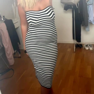 Randig klänning  - Randning klänning ifrån Gina Tricot i storlek S! Använd en gång då den inte har kommit till användning 😇