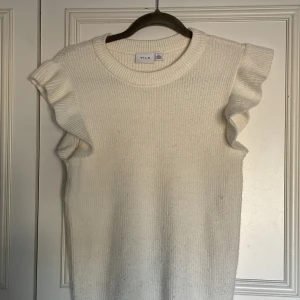 vit topp med volanger  - stickad med volanger på axlarna från vila💞 säljer för använder aldrig 