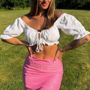 Vit topp - Bikbok - Vit sommartopp. Mycket bra skick. Skriv för egna bilder. Storlek 36.