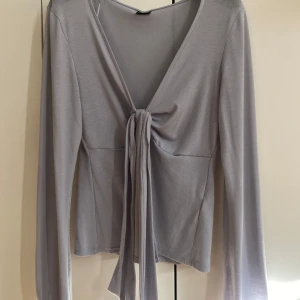 Blå topp - Ljusblå trendig topp från ginatricot med en Knut i mitten. Storlek M. Använd få gånger 