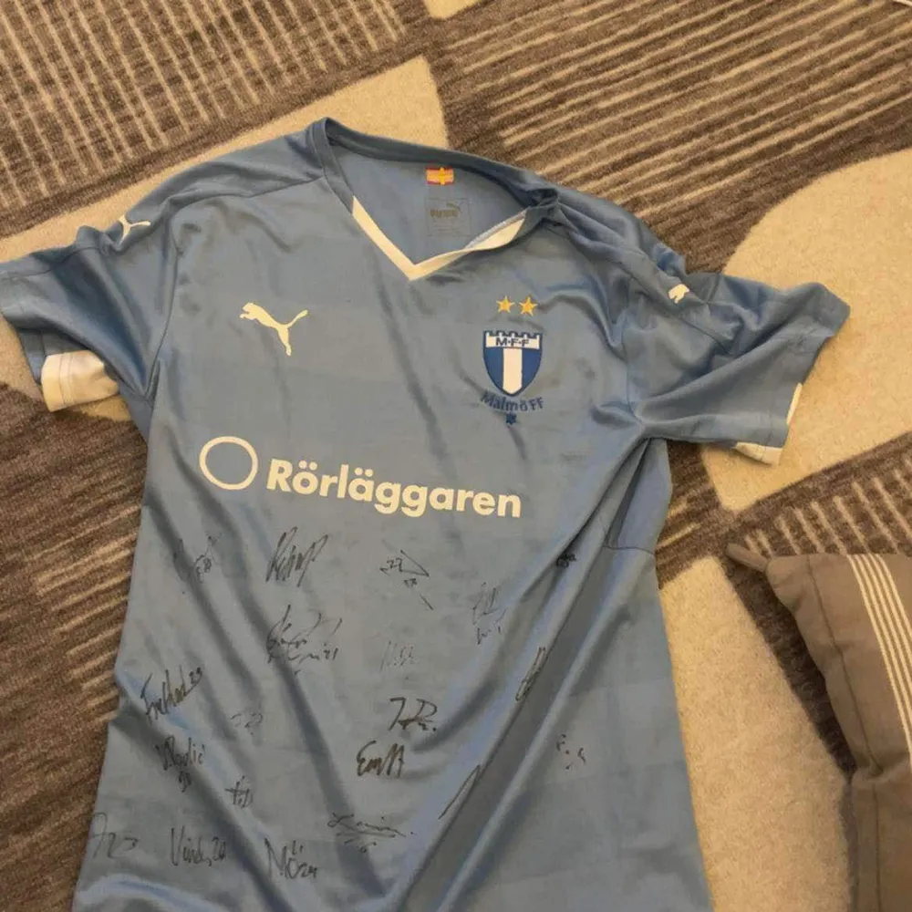 Säljer min Malmö FF tröja då den har bara varit i garderoben länge.Tröjan är köpt hos Malmö FF klubbshop men har inget kvitto då tröjan är gammal. Tröjan är från säsongen 14/15 och har autografer från spelare så som Emil Forsberg o Marcus Forsberg mm. T-shirts.