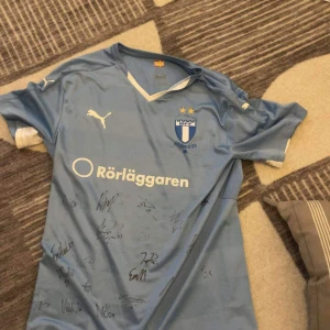 Malmö FF tröja  - Säljer min Malmö FF tröja då den har bara varit i garderoben länge.Tröjan är köpt hos Malmö FF klubbshop men har inget kvitto då tröjan är gammal. Tröjan är från säsongen 14/15 och har autografer från spelare så som Emil Forsberg o Marcus Forsberg mm