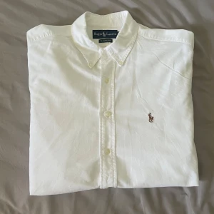 Ralph Lauren skjorta  - En stilig Ralph Lauren skjorta, Classic Fit. Passar bra nu inför hösten och vintern. Använd par gånger bara, annars på nytt skick. 