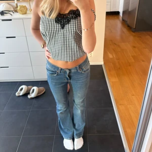 Low waist jeans - Low waist jeans från Gina tricot. Storlek xs. Knappt använda och säljer då jag inte tycker att jag passar i mörkblått. Ny pris 499kr så passa på o köp för halva priset!🤗💕