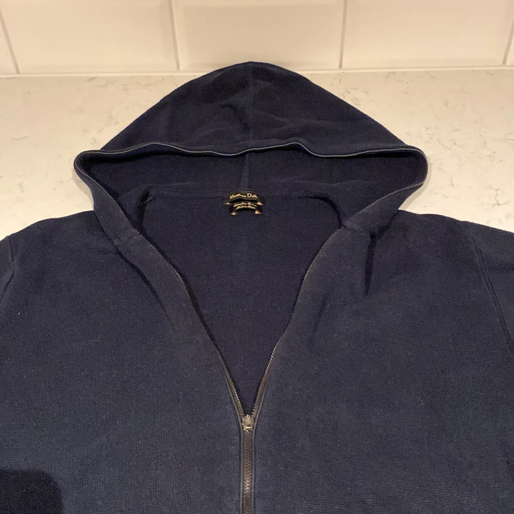 Säljer nu denna asfeta Massimo Dutti zip hoodien i ett gott skick förutom en liten defekt (bild 4). Storleken är L men skulle säga att den sitter mer som S eller M! Nypris ligger på ca 1099kr❌ mitt pris endast 329kr✅ hör av dig vid funderingar! 😊😄. Hoodies.