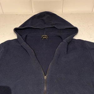 Massimo Dutti Zip Hoodie - Säljer nu denna asfeta Massimo Dutti zip hoodien i ett gott skick förutom en liten defekt (bild 4). Storleken är L men skulle säga att den sitter mer som S eller M! Nypris ligger på ca 1099kr❌ mitt pris endast 329kr✅ hör av dig vid funderingar! 😊😄