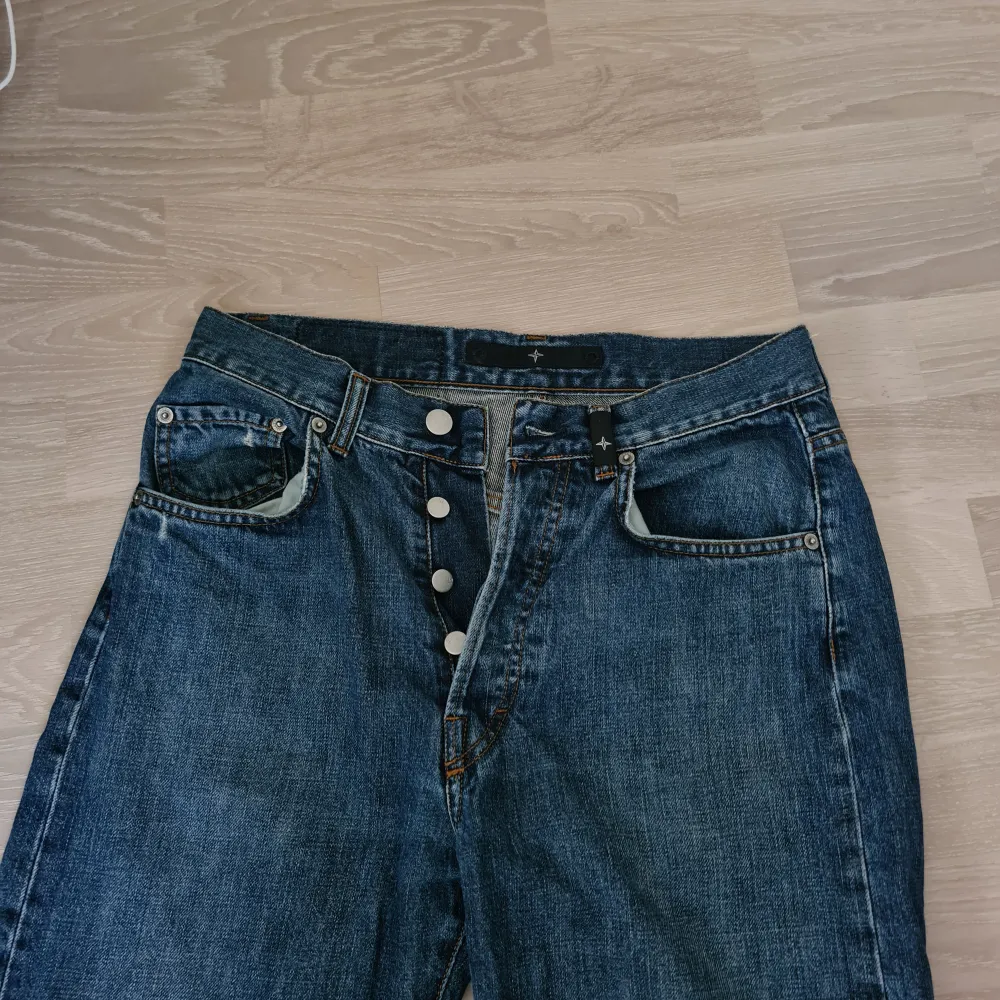 Säljer ett par snygga vintage stone island jeans i 100% bomull, tillverkade i Italien. De har en klassisk straight fit och är midwaist. Nästan oanvändna och i ny skick. . Jeans & Byxor.