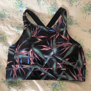 Sport-bh - Oanvänd sport-bh med fina mönster🩷  Hel och ren🫶🏻