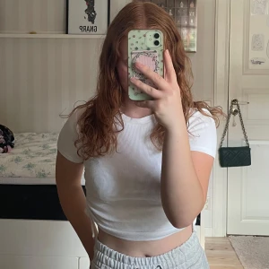 Topp - Vit croptop med snörning på sidorna🩷  Hel och ren🫶🏻