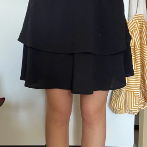 svart volang kjol från only.  - bra skicka, rätt så oanvänd, har lite vita knottrar, knä längd men går och vika ner. 