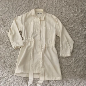 Jeansklänning - Vit jeansklänning med knappar. Man kan knyta den i midjan. Såå fin men inte använt på länge! 