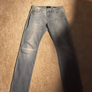 7 for all man kind jeans  - Ett par jeans som endast blivit använda fåtal gånger. Blå färg med suede runt knäna.