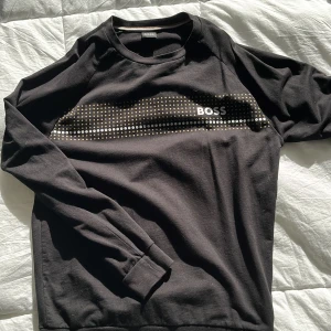 BOSS sweatshirt  - Tröjan är nästan helt ny, bara använd ett få tal gånger. Den är i storlek -S-