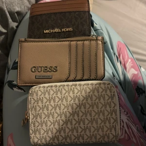 Kort hållare  - Korthållare i Guess märket och Michael kors 800 för alla 