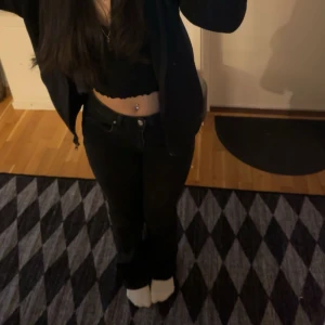Svarta jeans - Svin snygga mid waist svarta jeans! Lite slitna vid hälarna annars är de bra skick (det syns inte när man har på sig dom) Om ni vill ha mer bilder skriv gärna! (och ignorera mitt stökiga rum snälla)🙏🙏🙏