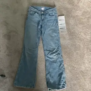 Säljer dom här bootcut jeansen i storlek 146 barnstorlek. Längst ner på byxorna är dom fransiga som dom var när jag köpte dom. Vid ena framfickan är det också ett hål som det var när jag köpte dom på ginatricot. Är använda men inte dåligt skick.❣️