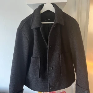 Svart kappa - Jättefin kort kappa från Lager 157, passar perfekt nu till hösten🤎M men sitter som s/m, nyskick 250kr+ frakt 