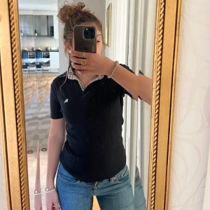 Burberry tröja  - Fin tröja från Burberry som knappt e använd, den är i fint skick. Tröjan är i storlek M men sitter som S.