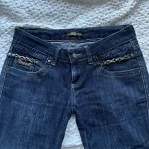 Säljer mina extremt snygga lågmidjade Versace Jeans då de tyvärr inte kommer till användning längre. Midjemåttet är 39 och en aning långa på mig som är 166cm🙈bara att skriva vid intresse av fler bilder, priset är diskuterbart❣️