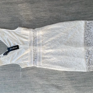 Vit klänning - En fin helt ny vit klänning med spetsdetaljer!!💖