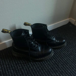 Dr martens  - Sparsamt använda dr martens i storlek 41. 