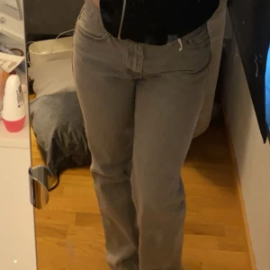 Grå jeans från Gina tricot - Säljer ett par lågmidjade grå jeans från Gina tricot i väldigt bra skick. De har en straight passform och är i en tvättad grå färg. Ytterst lite slitage i sömnen vid benen men absolut inget som syns!! Storlek 38 men sitter mer som 36💕pris kan diskuteras vid snabb affär