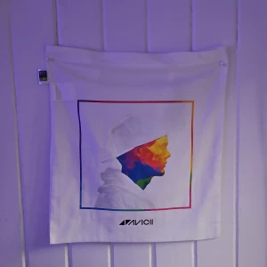 Avicii Tygväska - Helt oanvänd / Fläck fri  Köpt på Avicii Museeum precis när det öppnades  Längd vid förfrågan  Kom med Bud 