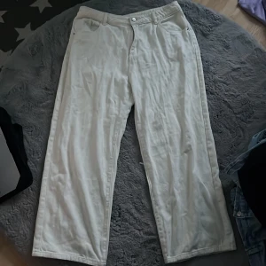 jeans - Jeans från shein köpta för 259kr  sitter för kort vid benen för mig. använt 1 gång