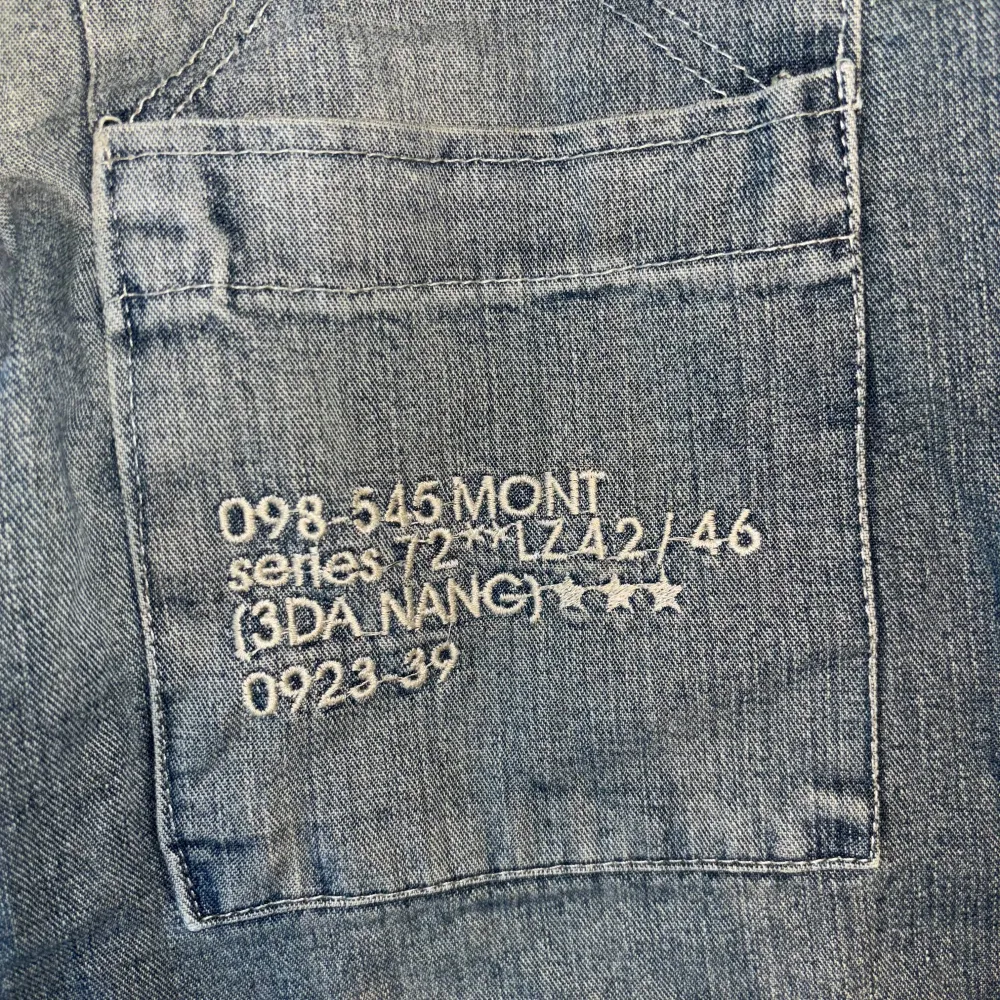 Säljer ett par coola jeans från Up Grade. Jag har sytt i dom själv, sytt up dom och gjort dom större längst ner på byxbenet. . Jeans & Byxor.