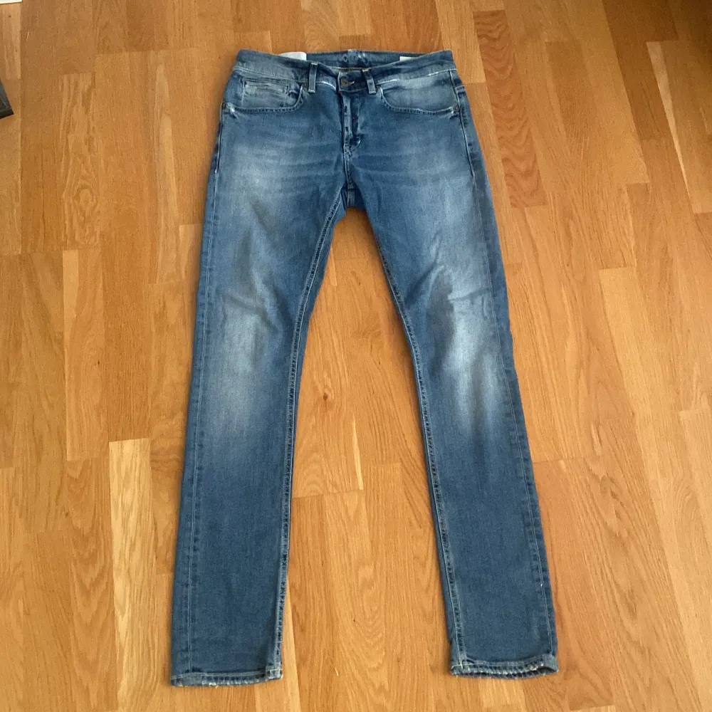 Dondup George jeans i storlek 31. Det är skinny fit men dem är som slim fit. Riktigt snygg färg och passar till det mesta, säljer för dem är lite för skinny på mig. Skriv vid mer frågor osv. Pris kan diskuteras!. Jeans & Byxor.