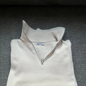 Zara halvzip - Zara halvzip i storlek S. Passform perfekt men säljer då jag inte använder den längre. 