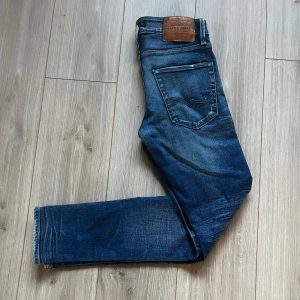 Jack N Jones jeans - Säljer dessa riktigt snygga jeans från Jack N Jones, sitter bra med fåtal slitningar. Jeansen är i slimfit Glenn. Priset är inte hugget i sten så hör gärna av er vid intresse eller funderingar.