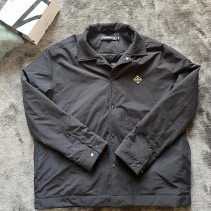 J Lindeberg jacka  - Säljer en snygg fodrad jacka från j Lindeberg i storlek M, nyskick utan tecken på användning