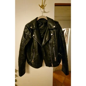 Svart Läderjacka - Kort svart läderjacka. Bra till hösten och våren/sommaren. Håller värmen under de kyligare dagarna på höst, sommar och våren. I mycket bra skick. Använt några gånger men den har inga skador. 