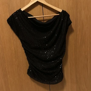 Blus - Off shoulder topp (ena axeln) Jätte fin men har aldrig kommit till användning. Storlek S