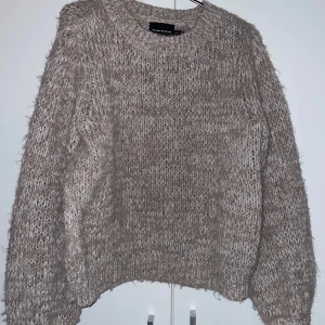 Stickad tröja från Pieces - Beige stickad tröja från pieces. Den är i storlek XS och har används få gånger så bra skick🤎