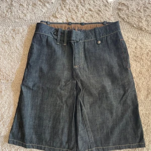 Unik jeanskjol - Vintage jeanskjol från Only med fina detaljer! Mått: 39 cm midja, 53 cm längd.